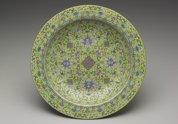 Dish with Indian lotus scrolls in fencai polychrome enamels, Qing dynasty, Jiaqing reign (1796-1820)